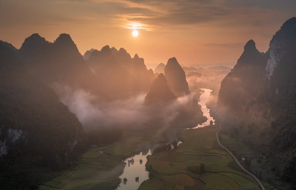 Bình minh trên thung lũng núi đá vôi Cao Bằng, sương giăng trên ruộng và sông