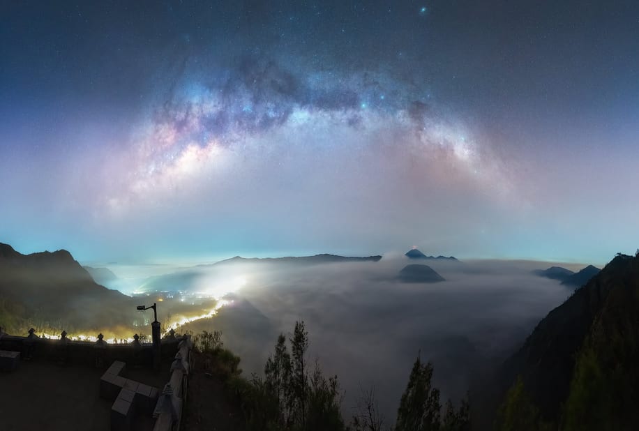 Dải Ngân Hà vắt ngang miệng núi lửa Bromo trong biển mây, Indonesia